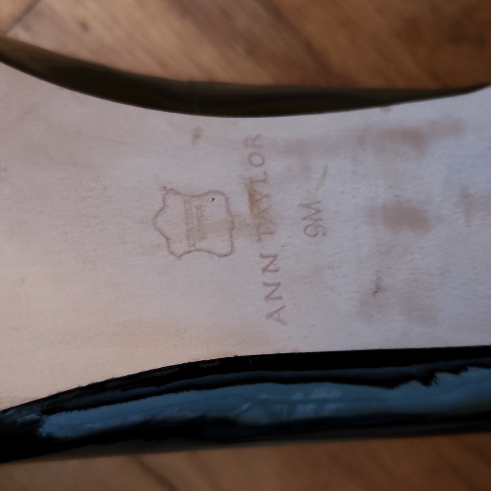 Ann Taylor Black Patent Pump 9M - Picture 6 of 6